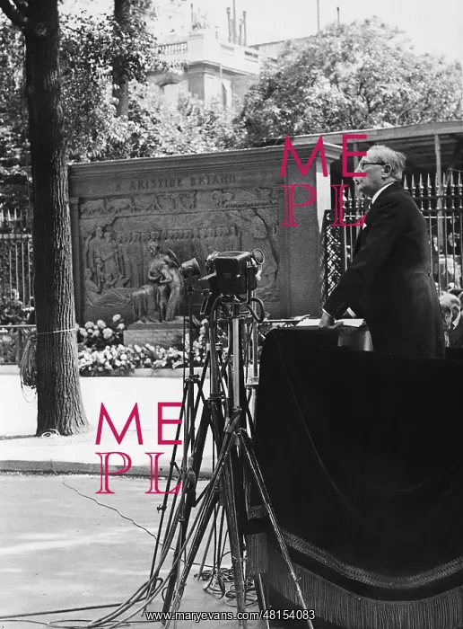: Leon Blum gives a speech, 1937 : Leon Blum gives a speech, 1937