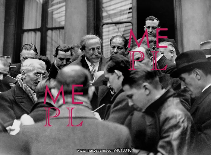 : Leon Blum with journalists, 1938 : Leon Blum with journalists, 1938