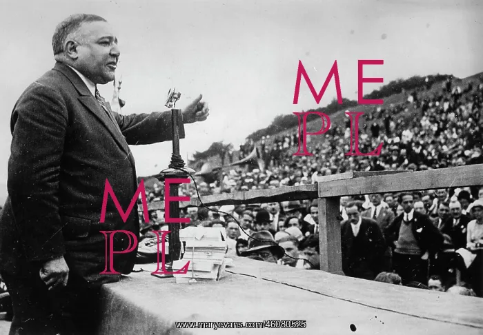 : LEon Dauted giving a speech : LEon Dauted giving a speech