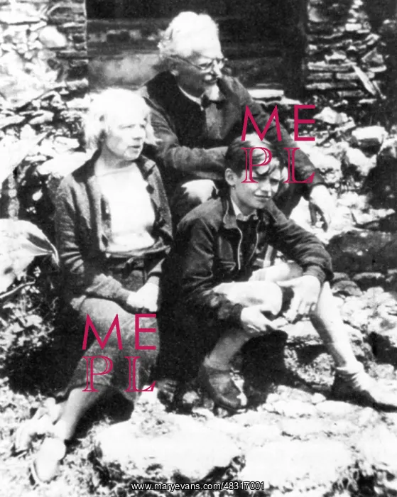 : Leon Trotsky with wife and grandson, 1940 : Leon Trotsky with wife and grandson, 1940