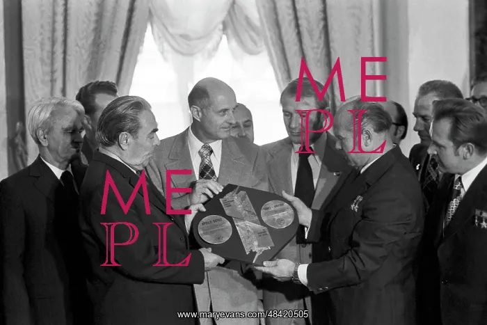 : Leonid Brezhnev meets with US-Soviet space mission : Leonid Brezhnev meets with US-Soviet space mission