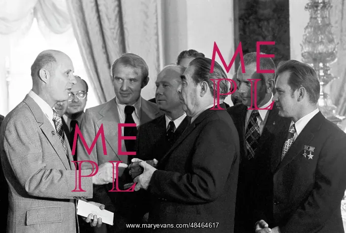 : Leonid Brezhnev meets with US-Soviet space mission : Leonid Brezhnev meets with US-Soviet space mission