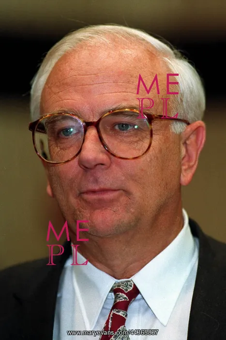  : Les Aspin U.S. Secretary Of Defence 15 December 1993
