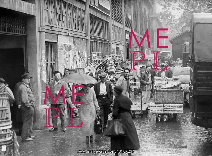 : Les Halles in Paris during a strike, 1936 : Les Halles in Paris during a strike, 1936