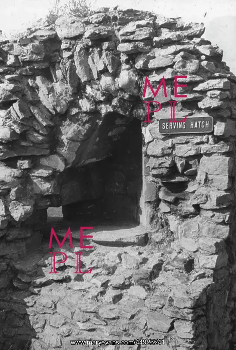 : Lesnes Abbey - Hatch to Refectory : Lesnes Abbey - Hatch to Refectory