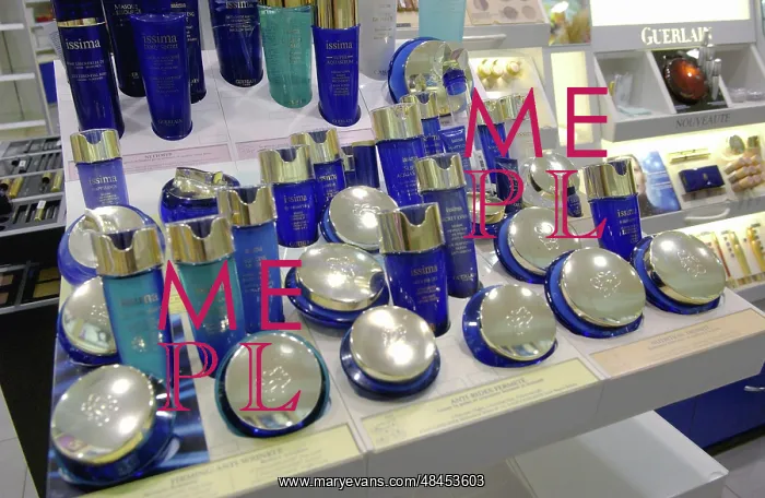  : L'Etoile specialised cosmetics and perfume chain