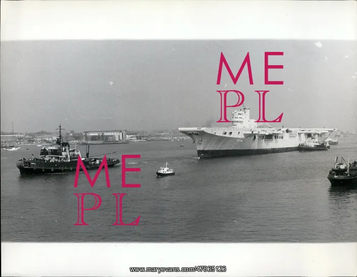 : Leviathan, aircraft carrier, en route to ship breakers : Leviathan, aircraft carrier, en route to ship breakers