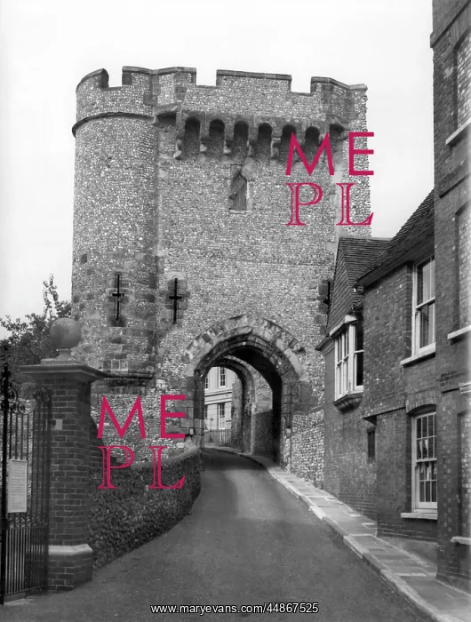 : LEWES CASTLE BARBICAN : LEWES CASTLE BARBICAN