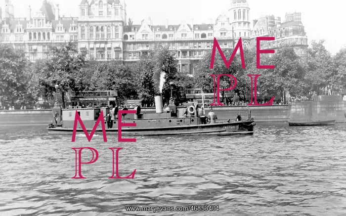 : LFB fireboat Alpha II and crew on River Thames : LFB fireboat Alpha II and crew on River Thames