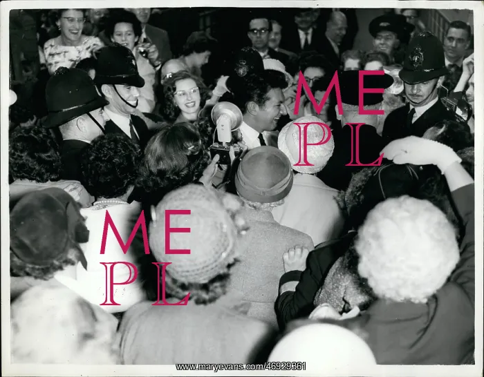 : Liberace surrounded by a crowd of fans : Liberace surrounded by a crowd of fans