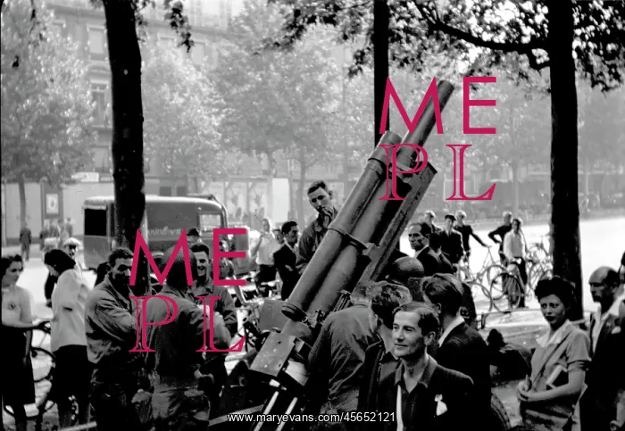 : LIBERATION OF PARIS : LIBERATION OF PARIS