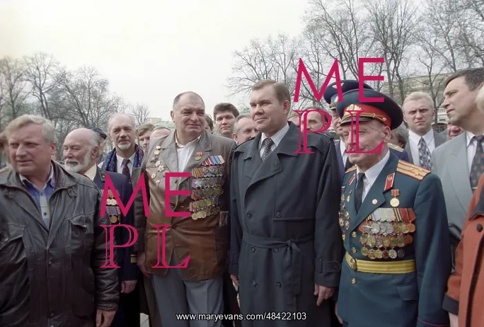 : Lieutenant General Lebed with World War II veterans, 1997 : Lieutenant General Lebed with World War II veterans, 1997