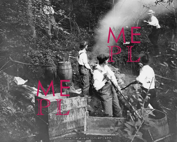 : Lifting of a distillery during the Prohibition in the United : Lifting of a distillery during the Prohibition in the United