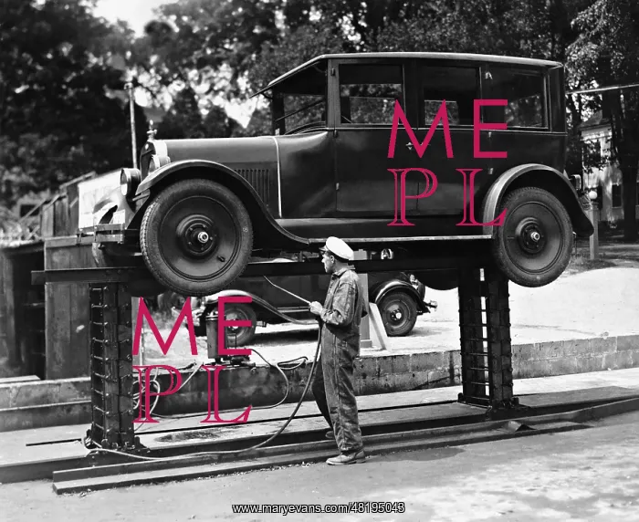 : Lifting platform for cars, 1929 : Lifting platform for cars, 1929