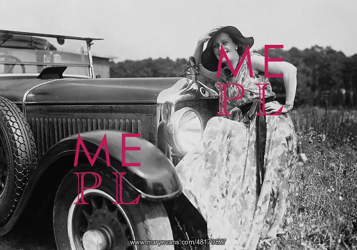 : Lil Dagover in front of her car : Lil Dagover in front of her car