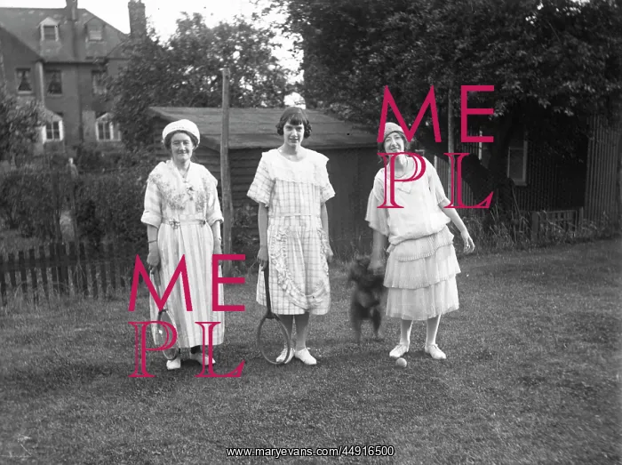 : Lily Boswell, Violet McCarthy and unknown lady : Lily Boswell, Violet McCarthy and unknown lady