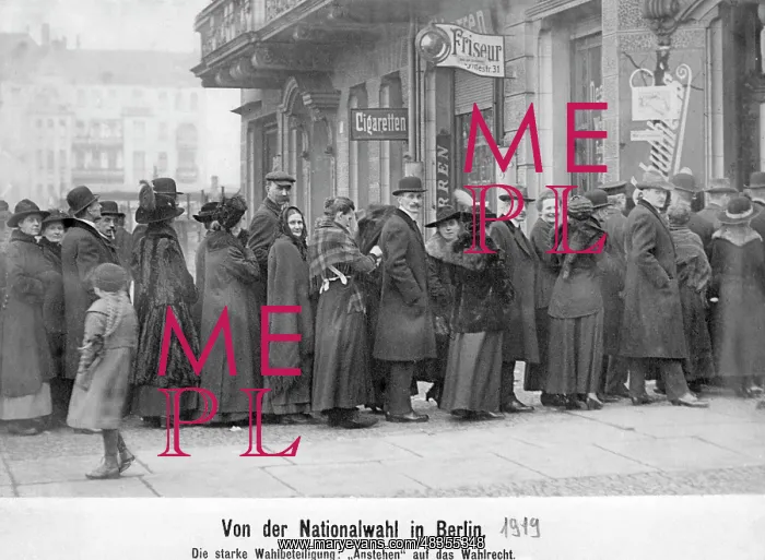 : Line in front of the polling station in Berlin, 1919 : Line in front of the polling station in Berlin, 1919