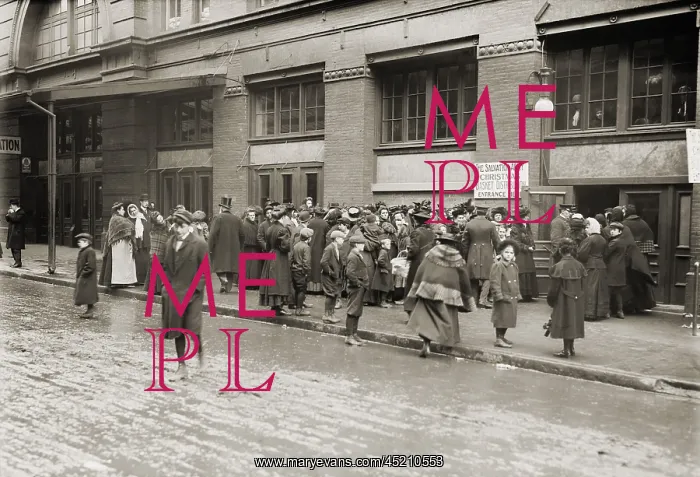 : A line of women waiting at the Salvation ? : A line of women waiting at the Salvation ?