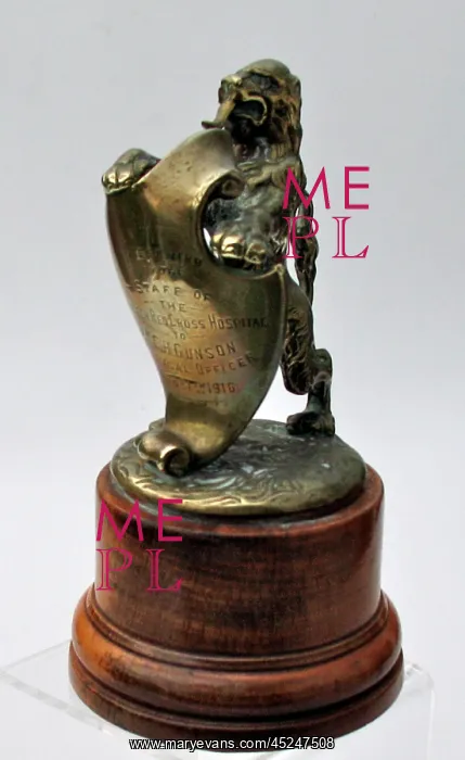 : A lion holding a shield - WWI : A lion holding a shield - WWI