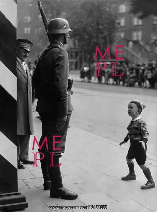 : Little boy admires a guard, 1936 : Little boy admires a guard, 1936