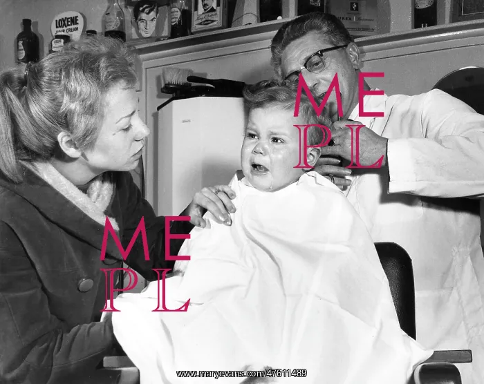 : Little boy at the barber's, London : Little boy at the barber's, London