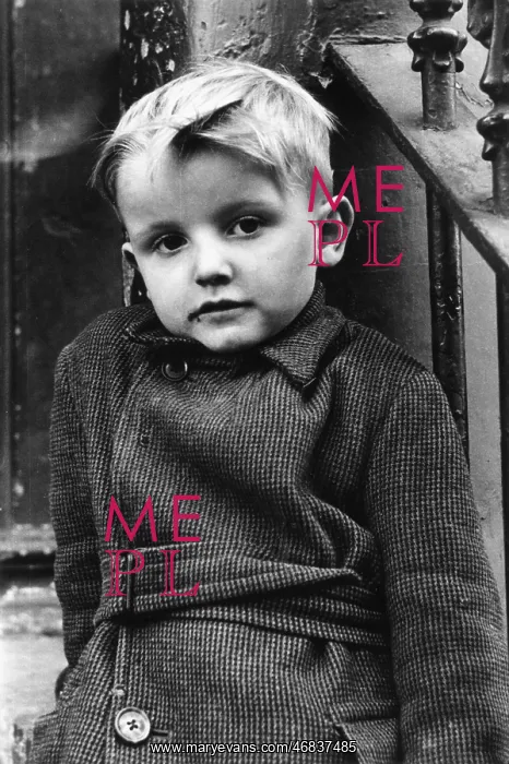 : Little boy in St Stephen's Gardens : Little boy in St Stephen's Gardens