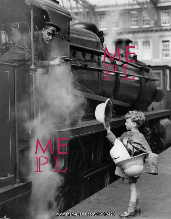 : Little holiday maker in Waterloo Station : Little holiday maker in Waterloo Station