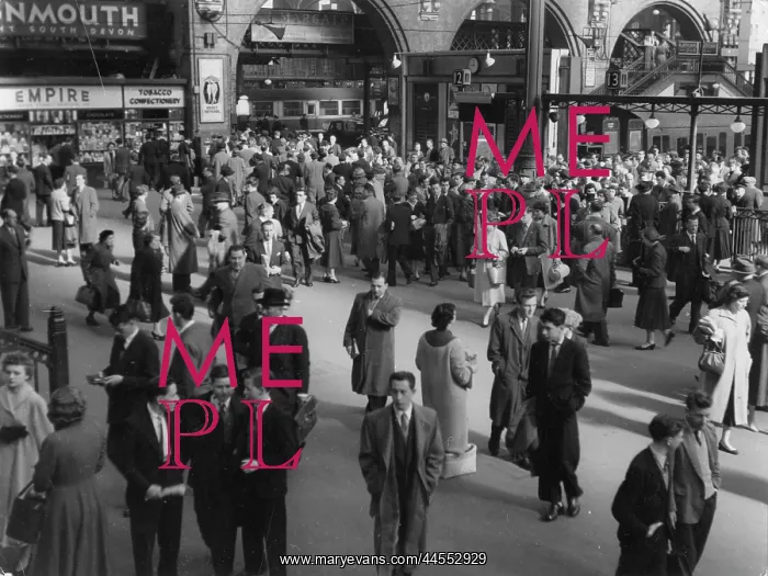 : LIVERPOOL ST COMMUTERS : LIVERPOOL ST COMMUTERS