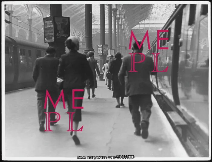 : LIVERPOOL ST COMMUTERS : LIVERPOOL ST COMMUTERS