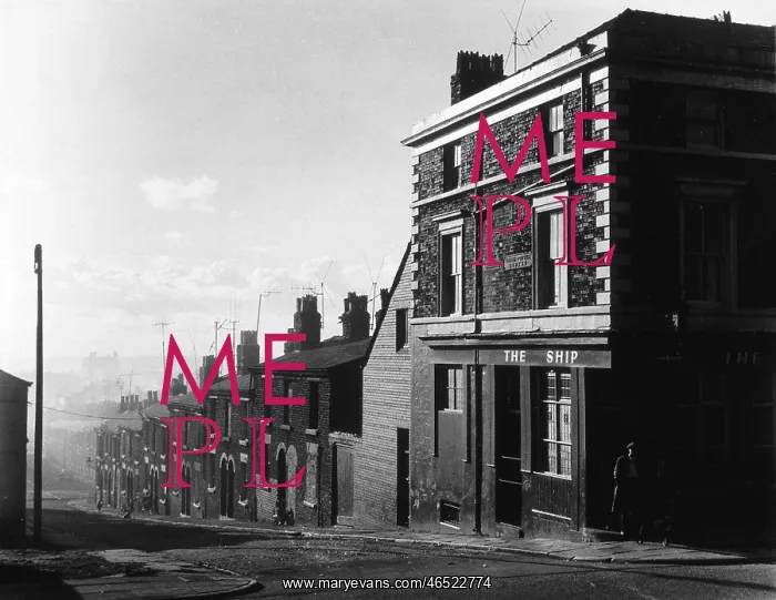  : LIVERPOOL / STREET / PUB