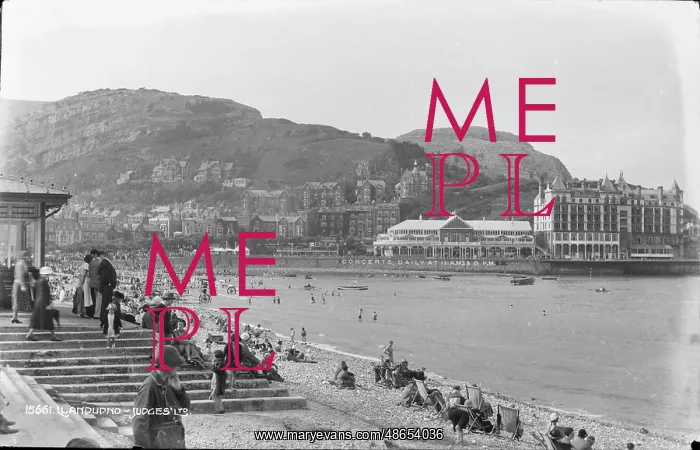: Llandudno Beach Scene : Llandudno Beach Scene