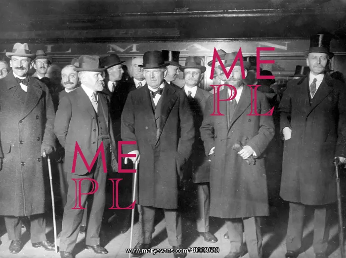 : Lloyd George and others on a railway platform : Lloyd George and others on a railway platform