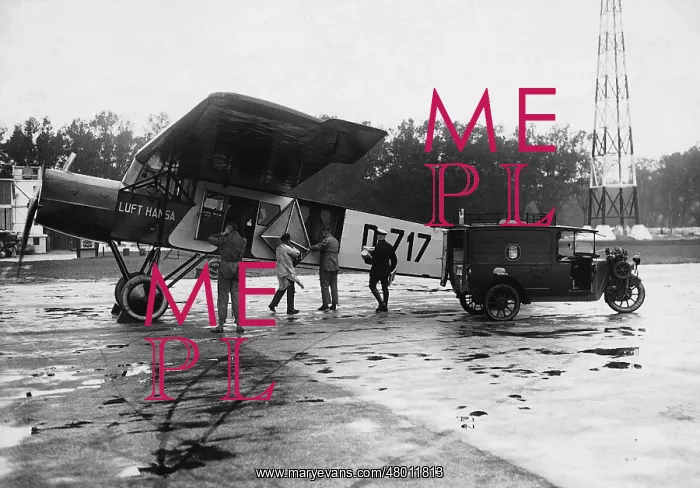 : Loading of airmail in Berlin-Tempelhof, 1926 : Loading of airmail in Berlin-Tempelhof, 1926