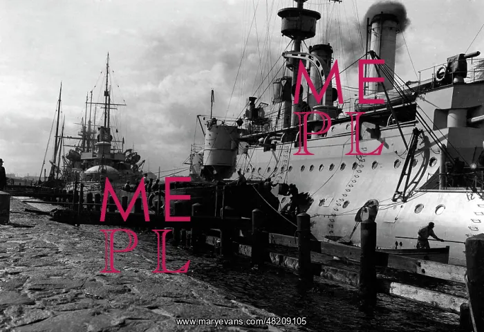 : Loading coal onto a German warship, 1914 : Loading coal onto a German warship, 1914