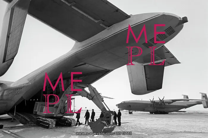 : Loading of construction machinery into an Antonov : Loading of construction machinery into an Antonov