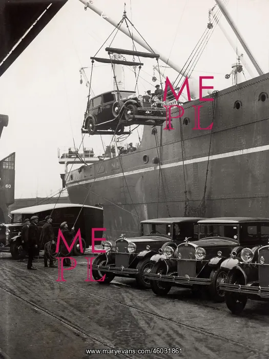  : Loading English luxury cars onto a ship