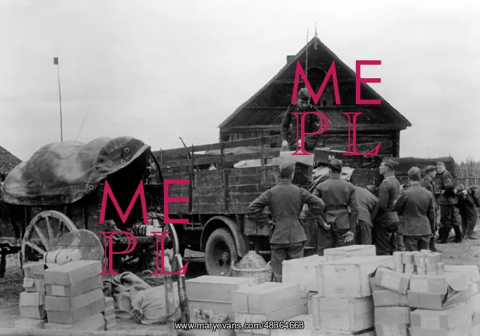 : Loading of food on the Eastern Front, 1942 : Loading of food on the Eastern Front, 1942