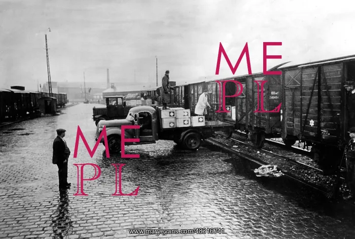 : Loading of food by the NSV, 1940 : Loading of food by the NSV, 1940