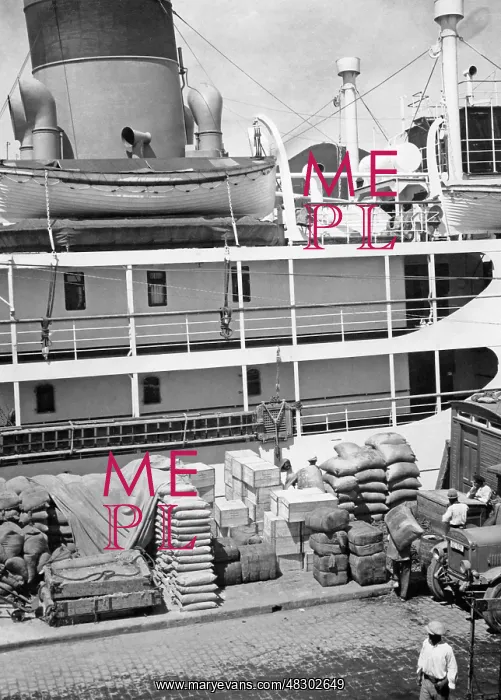 : Loading of goods, around 1930 : Loading of goods, around 1930