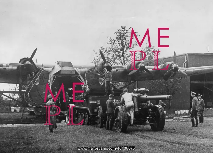  : Loading a gun in a Messerschmitt Me 323, 1943