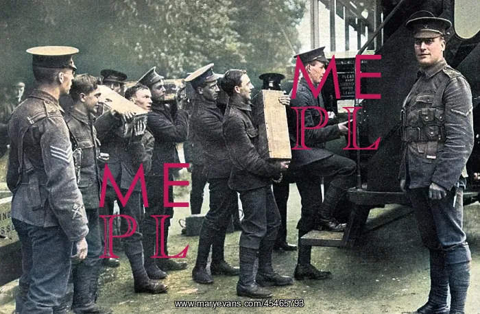 : Loading motor buses with ammunition, WW1 : Loading motor buses with ammunition, WW1