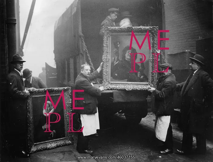 : Loading of paintings after the end of an exhibition : Loading of paintings after the end of an exhibition