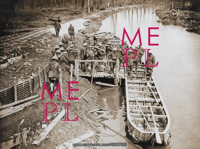 : Loading pontoon boats with ammunition, Western Front, WW1 : Loading pontoon boats with ammunition, Western Front, WW1