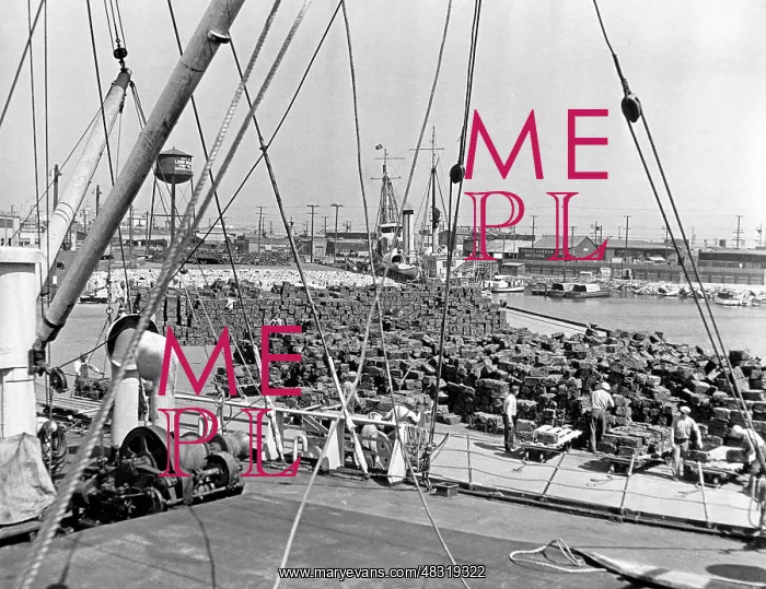 : Loading of scrap metal, 1933 : Loading of scrap metal, 1933