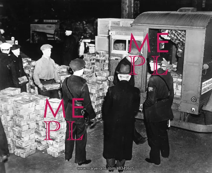 : Loading of silver bars in New York, 1939 : Loading of silver bars in New York, 1939