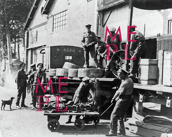 : Loading spare motor parts, Western Front, WW1 : Loading spare motor parts, Western Front, WW1