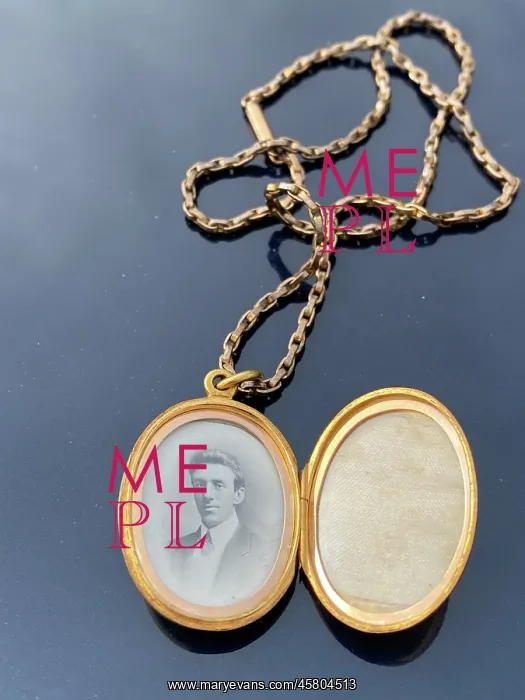  : Locket owned by Wallace Hartley's fiancee