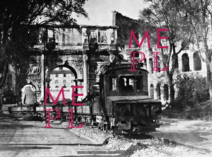 : Locomotive in front of the Arch of Constantine in Rome, 1932 : Locomotive in front of the Arch of Constantine in Rome, 1932