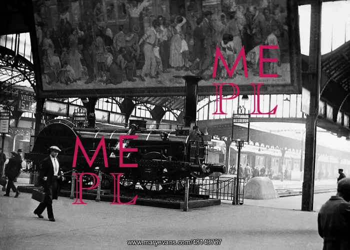 : A locomotive in the Gare de l'Est, 1933 : A locomotive in the Gare de l'Est, 1933