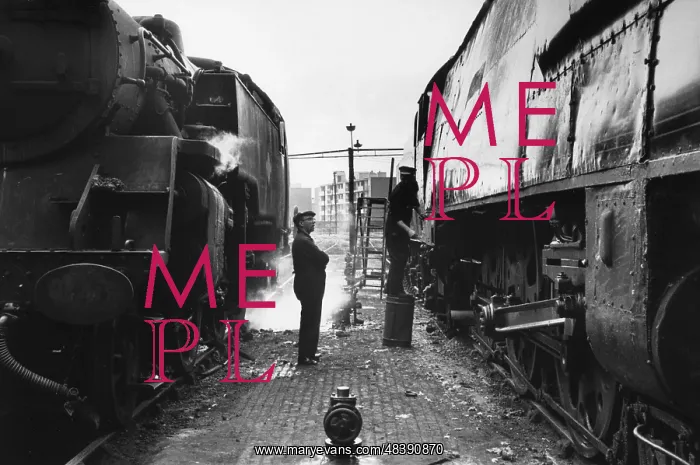 : Between two locos at Nine Elms Loco Yard : Between two locos at Nine Elms Loco Yard
